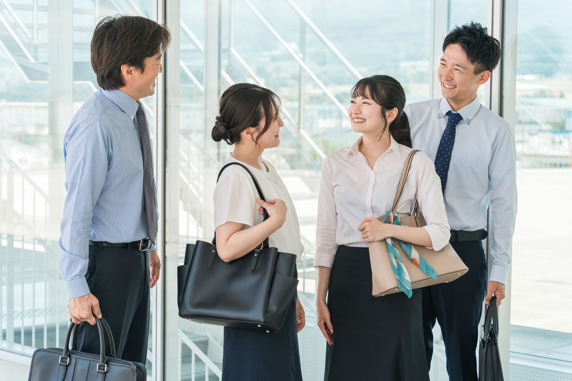 オフィスで話し合う社員達