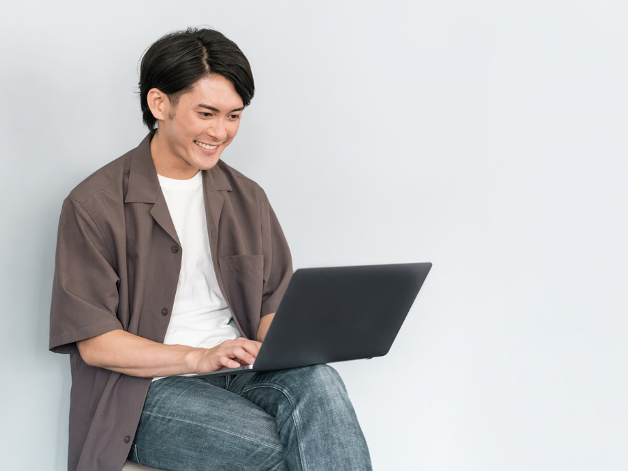 副業をする男性
