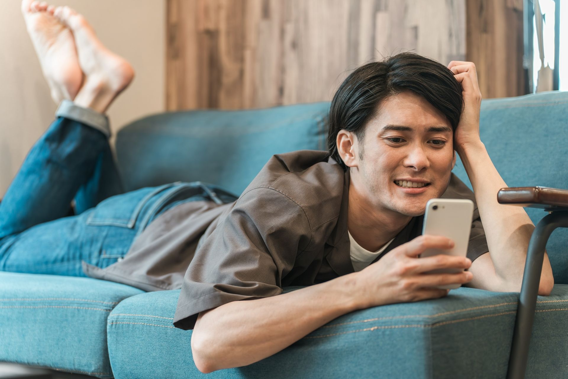 スマホを操作する男性