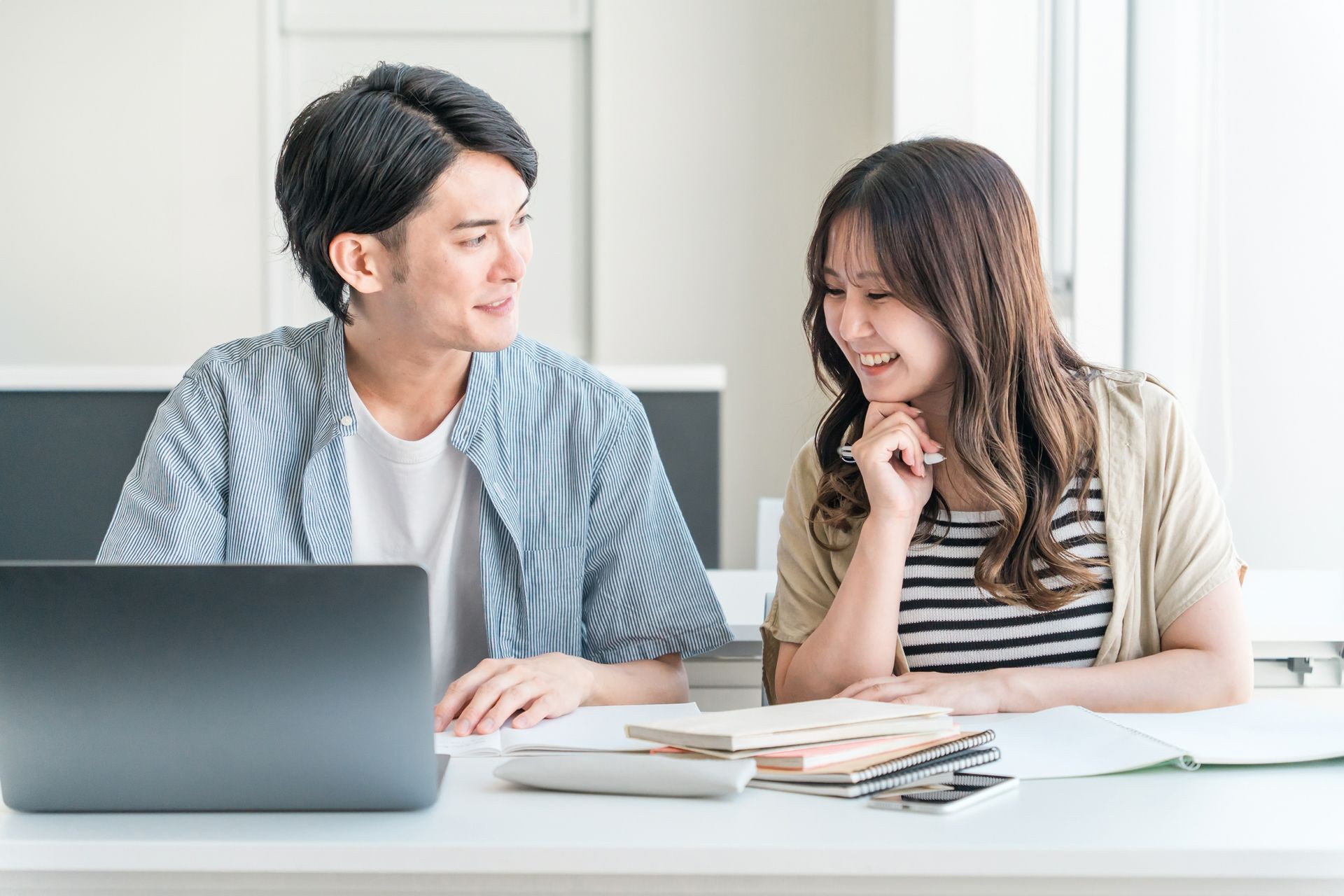 勉強仲間と勉強する風景