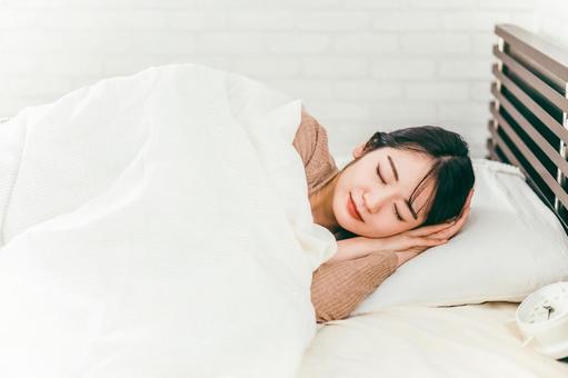 ぐっすり眠る女性