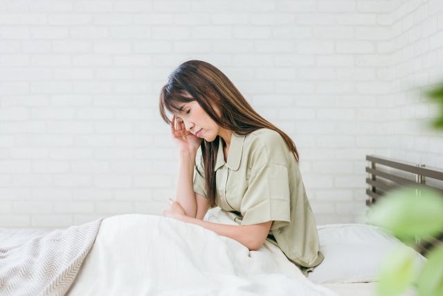 寝過ぎた女性