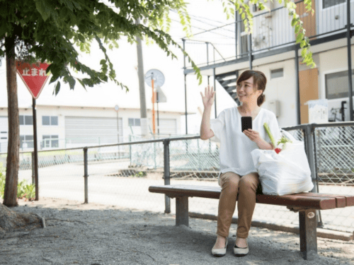 公園で偶然友達に会う主婦
