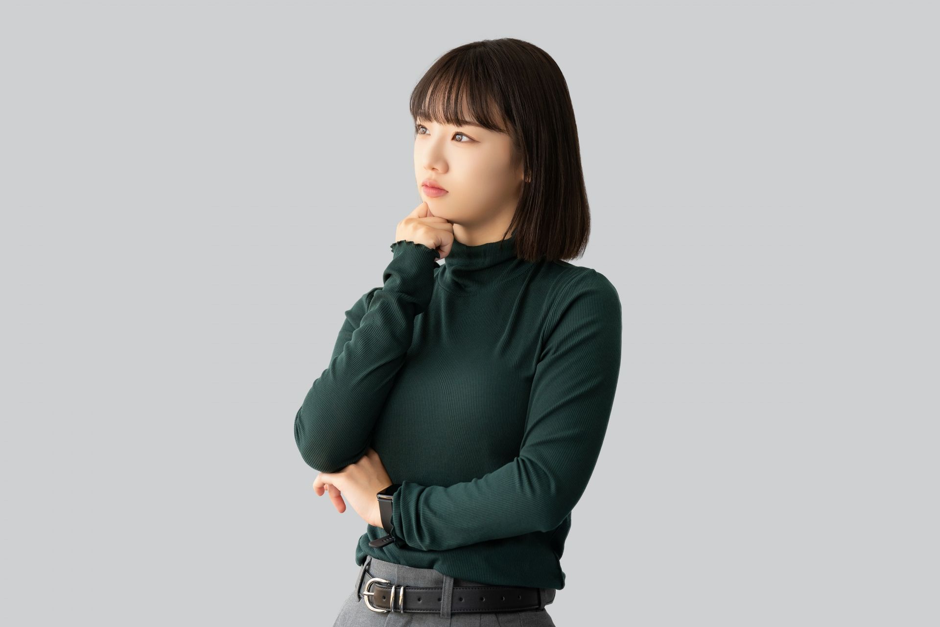 どの資格を取るか悩んでいる女性