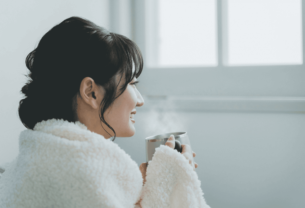 朝白湯を飲む女性