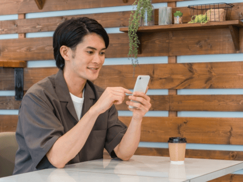 スマホを操作する男性